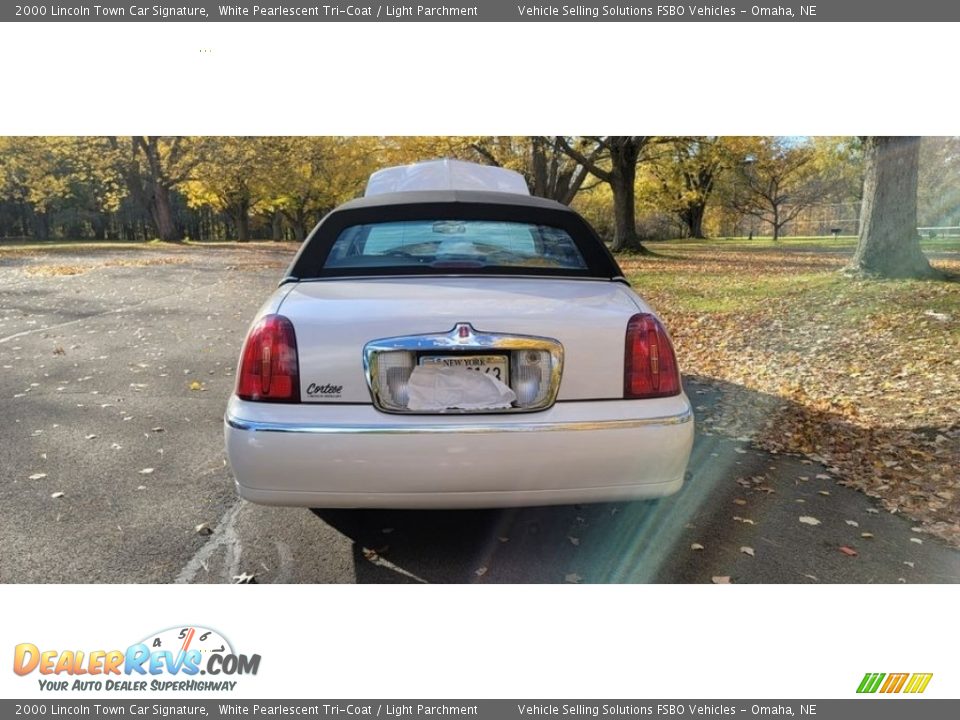 2000 Lincoln Town Car Signature White Pearlescent Tri-Coat / Light Parchment Photo #13