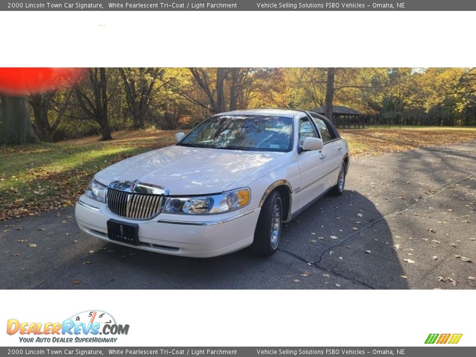 2000 Lincoln Town Car Signature White Pearlescent Tri-Coat / Light Parchment Photo #14