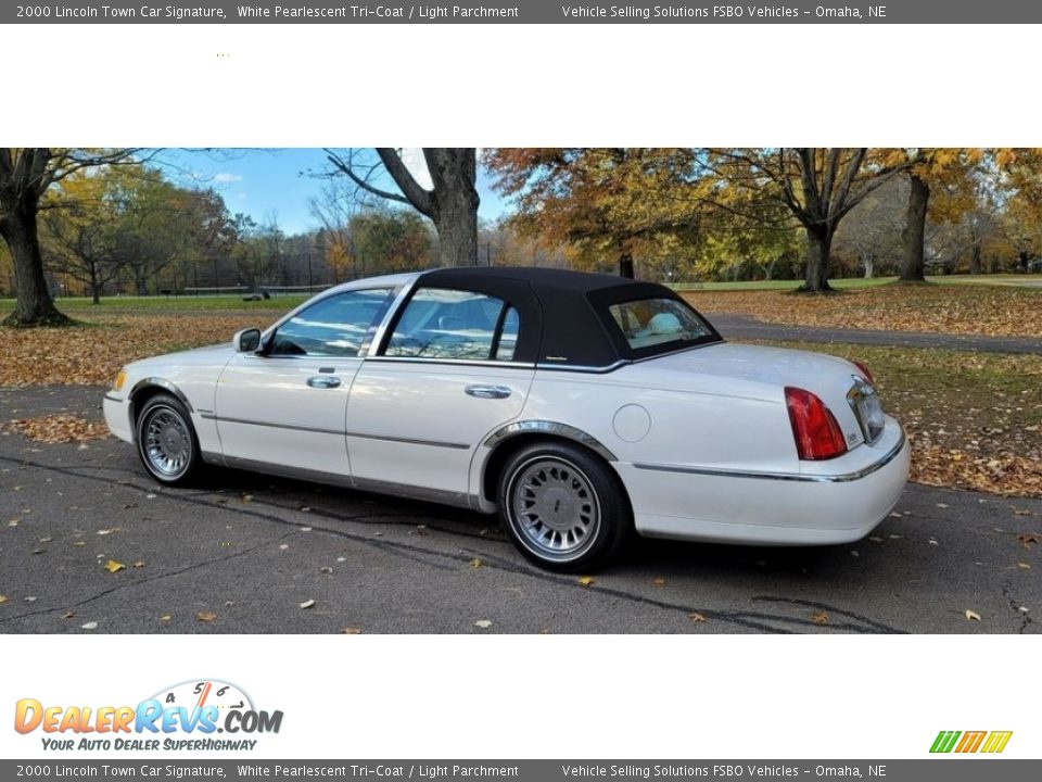 2000 Lincoln Town Car Signature White Pearlescent Tri-Coat / Light Parchment Photo #15