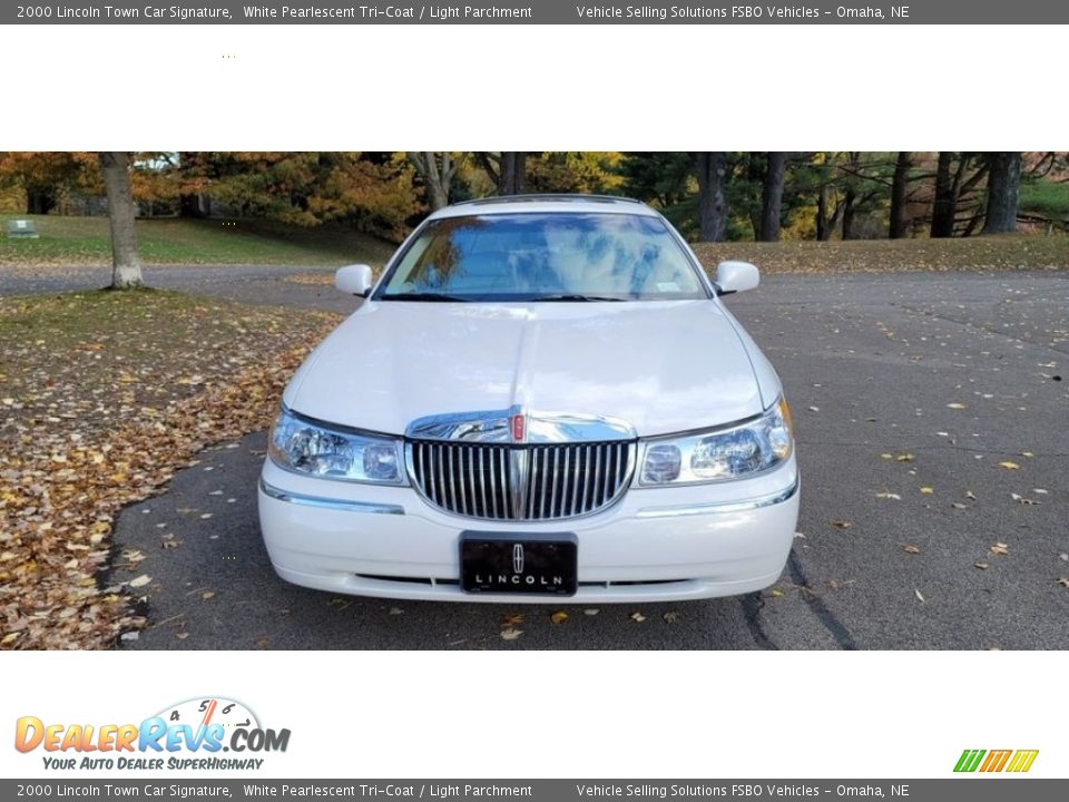 2000 Lincoln Town Car Signature White Pearlescent Tri-Coat / Light Parchment Photo #16