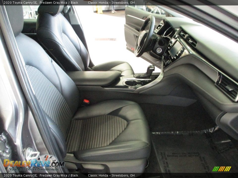 2020 Toyota Camry SE Predawn Gray Mica / Black Photo #16
