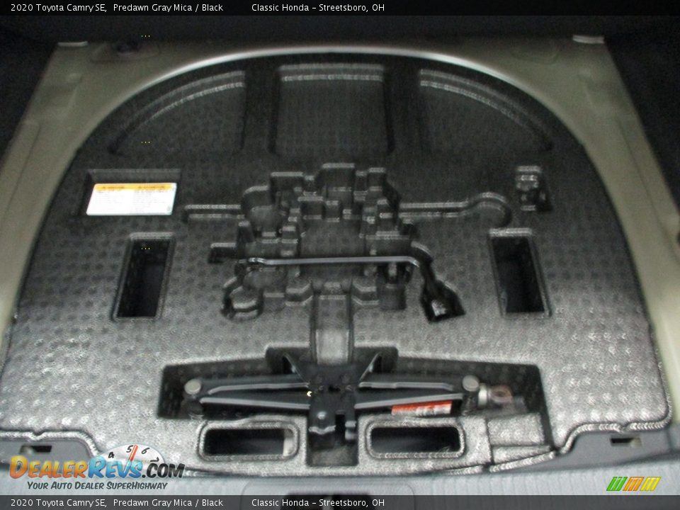 2020 Toyota Camry SE Predawn Gray Mica / Black Photo #21