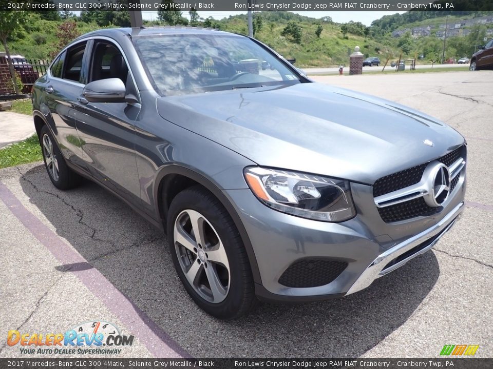 Front 3/4 View of 2017 Mercedes-Benz GLC 300 4Matic Photo #3