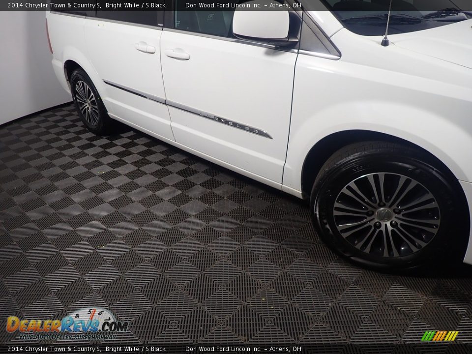 2014 Chrysler Town & Country S Bright White / S Black Photo #5