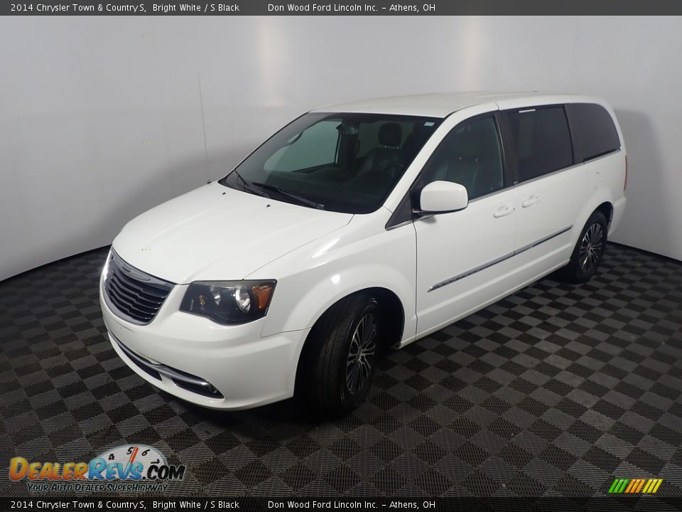 2014 Chrysler Town & Country S Bright White / S Black Photo #9