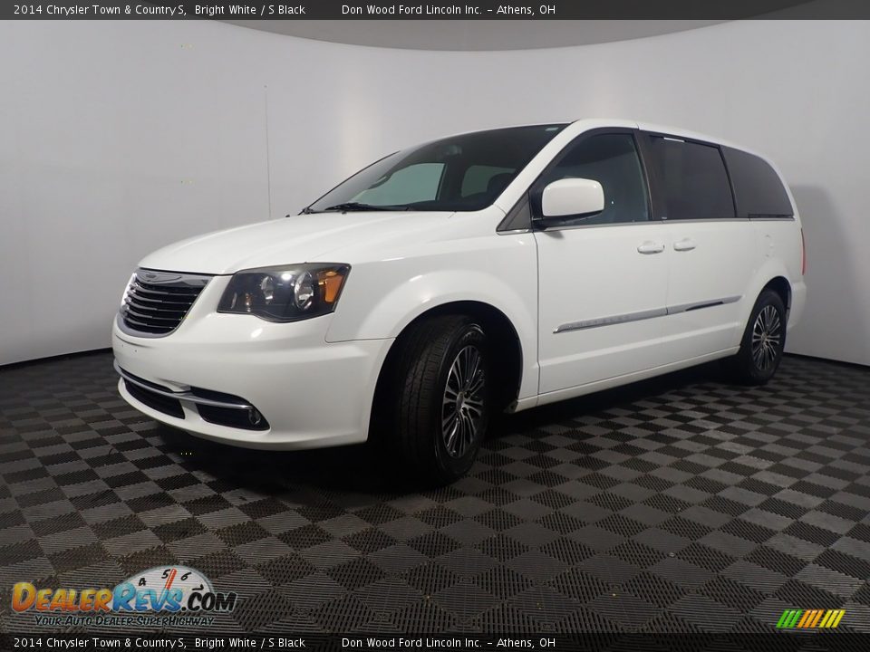 2014 Chrysler Town & Country S Bright White / S Black Photo #10