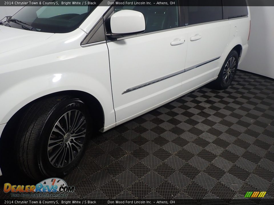 2014 Chrysler Town & Country S Bright White / S Black Photo #11