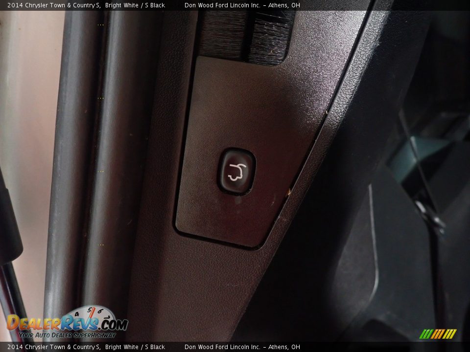 2014 Chrysler Town & Country S Bright White / S Black Photo #16