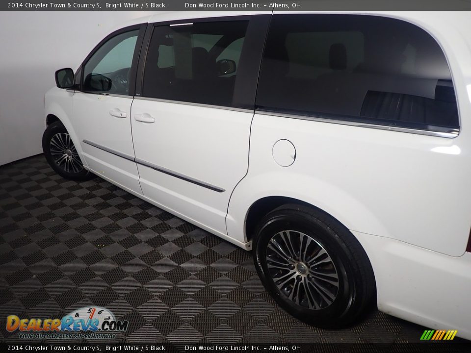 2014 Chrysler Town & Country S Bright White / S Black Photo #20