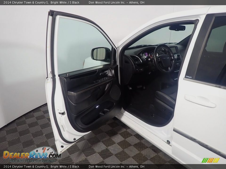 2014 Chrysler Town & Country S Bright White / S Black Photo #22