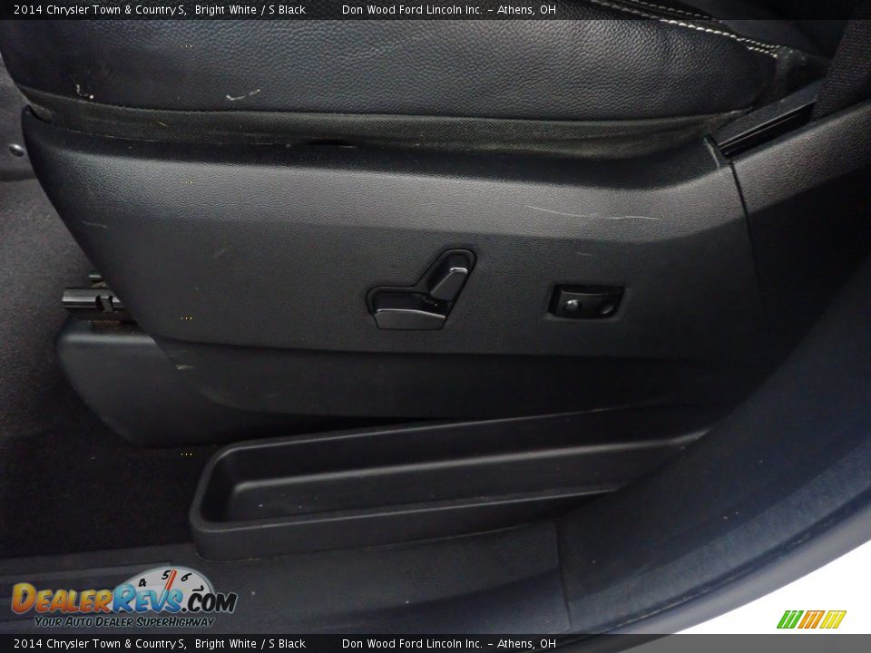 2014 Chrysler Town & Country S Bright White / S Black Photo #25