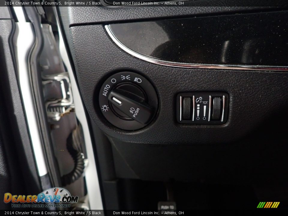 2014 Chrysler Town & Country S Bright White / S Black Photo #33