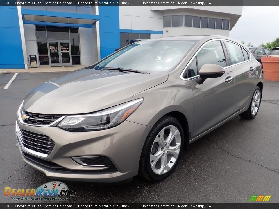 Front 3/4 View of 2018 Chevrolet Cruze Premier Hatchback Photo #2