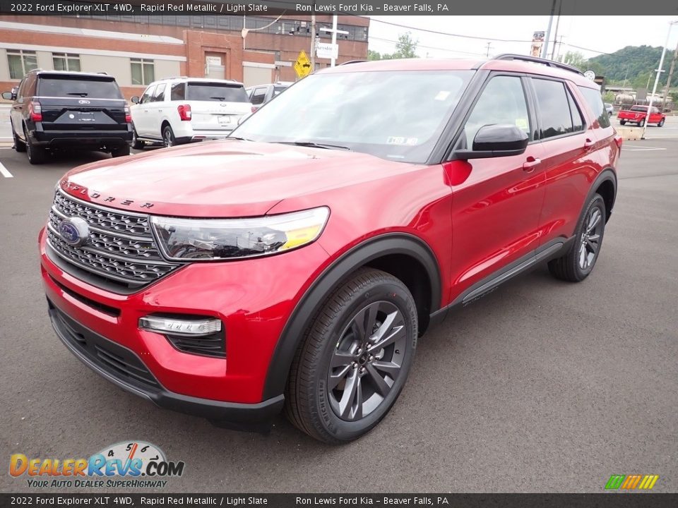 Front 3/4 View of 2022 Ford Explorer XLT 4WD Photo #4