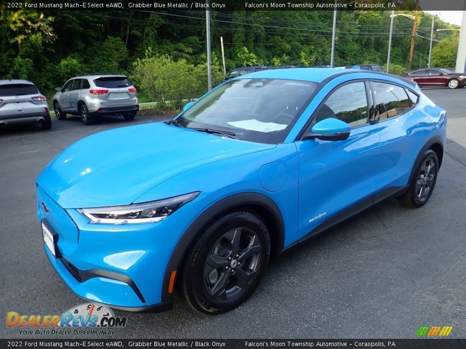 Front 3/4 View of 2022 Ford Mustang Mach-E Select eAWD Photo #7