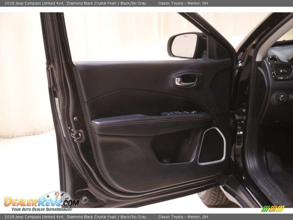 2018 Jeep Compass Limited 4x4 Diamond Black Crystal Pearl / Black/Ski Gray Photo #4