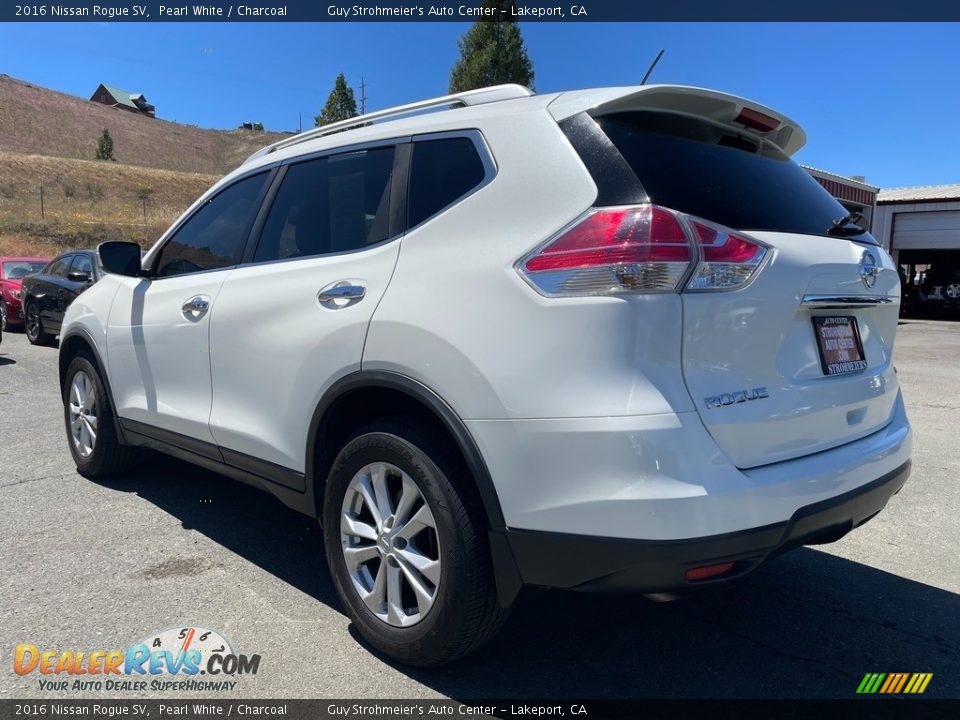 2016 Nissan Rogue SV Pearl White / Charcoal Photo #5