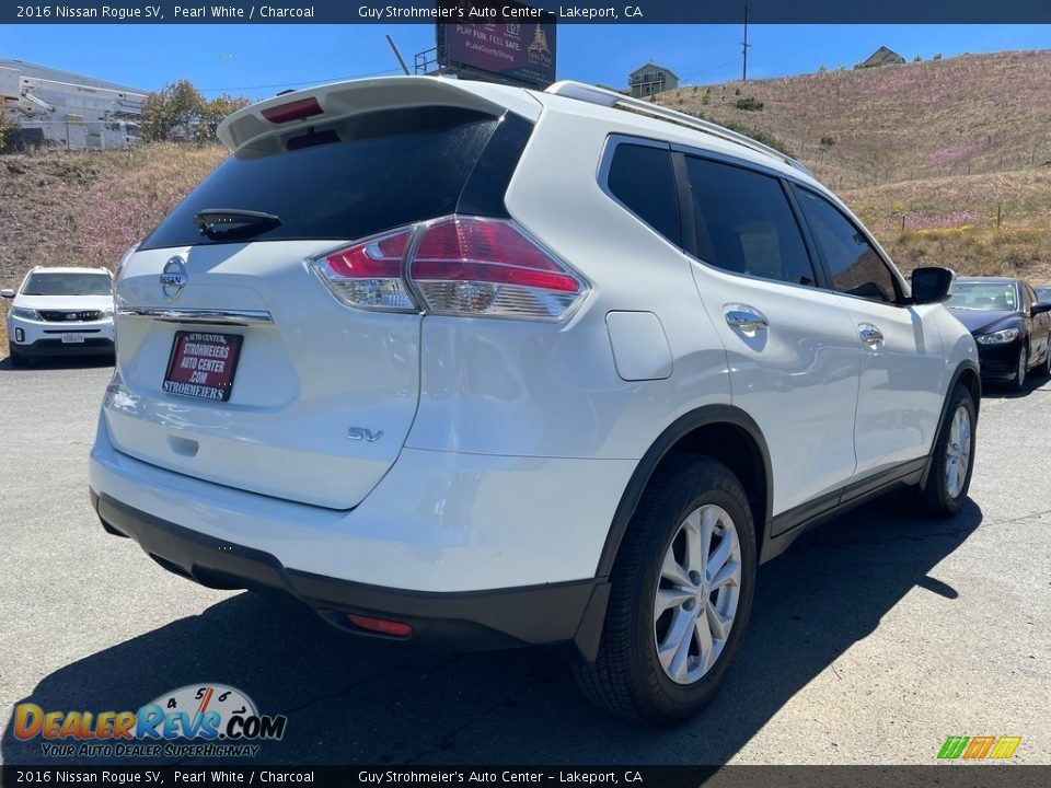 2016 Nissan Rogue SV Pearl White / Charcoal Photo #7