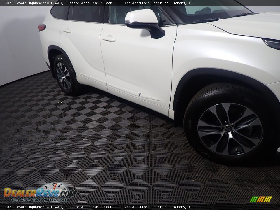 2021 Toyota Highlander XLE AWD Blizzard White Pearl / Black Photo #5