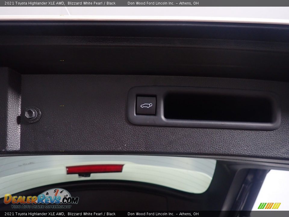 2021 Toyota Highlander XLE AWD Blizzard White Pearl / Black Photo #16