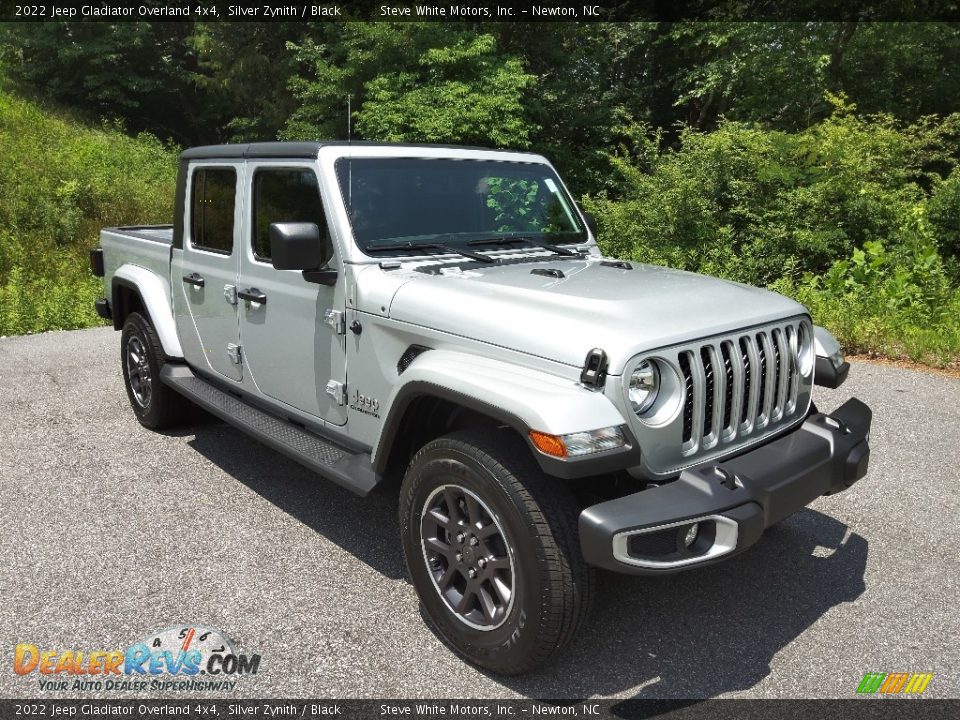 Front 3/4 View of 2022 Jeep Gladiator Overland 4x4 Photo #4