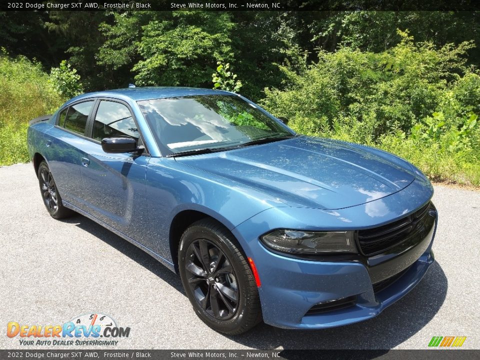 Front 3/4 View of 2022 Dodge Charger SXT AWD Photo #4