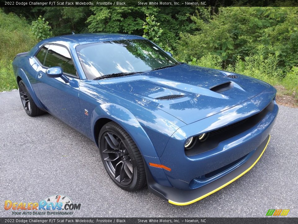 Front 3/4 View of 2022 Dodge Challenger R/T Scat Pack Widebody Photo #4