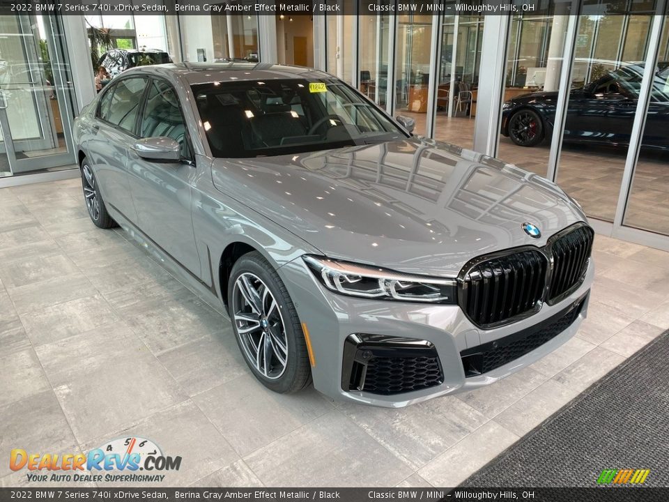 Front 3/4 View of 2022 BMW 7 Series 740i xDrive Sedan Photo #1