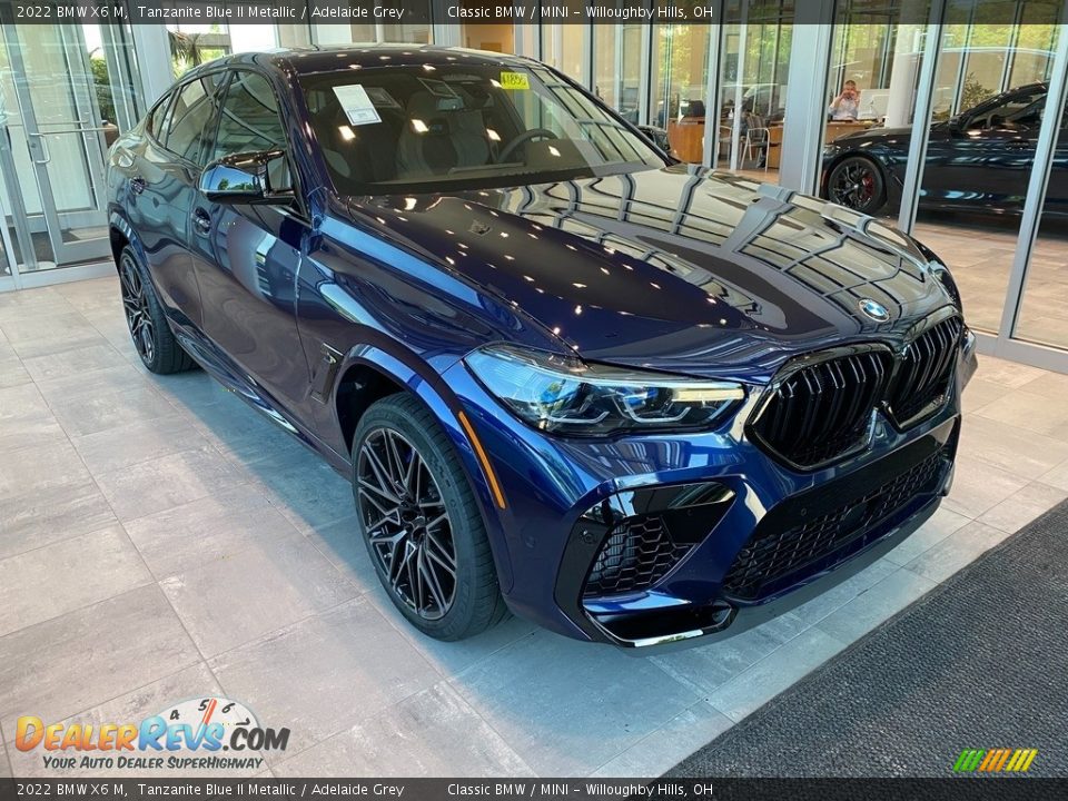 Front 3/4 View of 2022 BMW X6 M  Photo #1