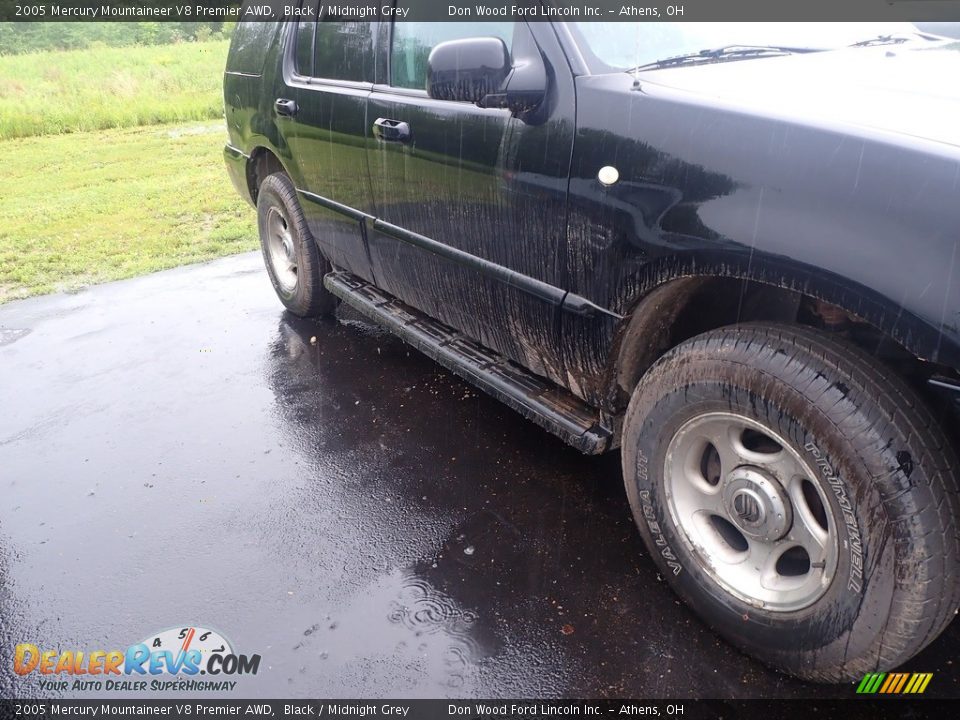 2005 Mercury Mountaineer V8 Premier AWD Black / Midnight Grey Photo #3