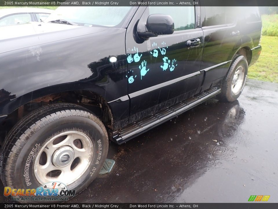 2005 Mercury Mountaineer V8 Premier AWD Black / Midnight Grey Photo #8