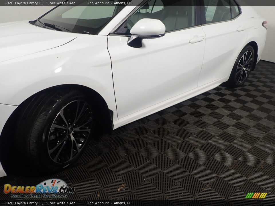 2020 Toyota Camry SE Super White / Ash Photo #12