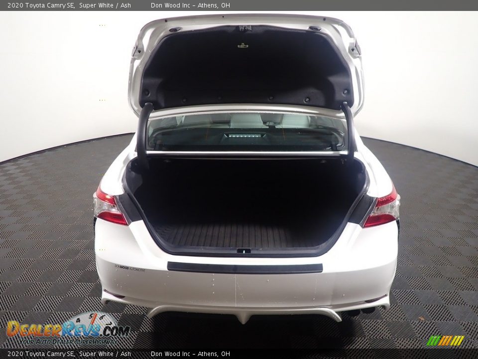 2020 Toyota Camry SE Super White / Ash Photo #16
