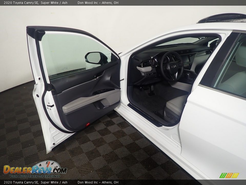 2020 Toyota Camry SE Super White / Ash Photo #22
