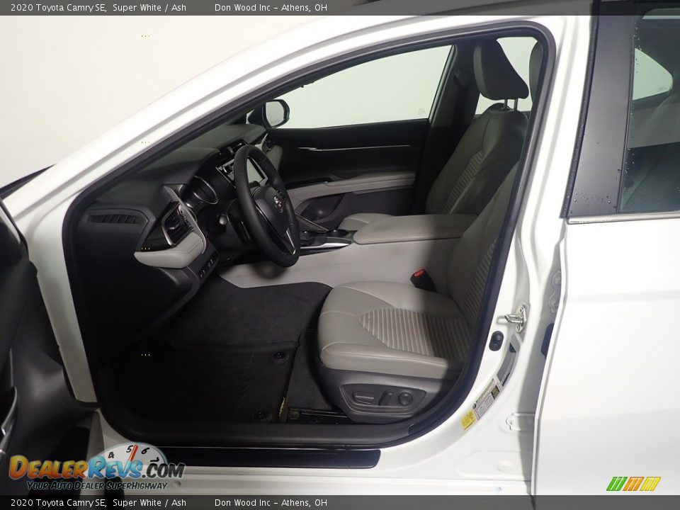 2020 Toyota Camry SE Super White / Ash Photo #24