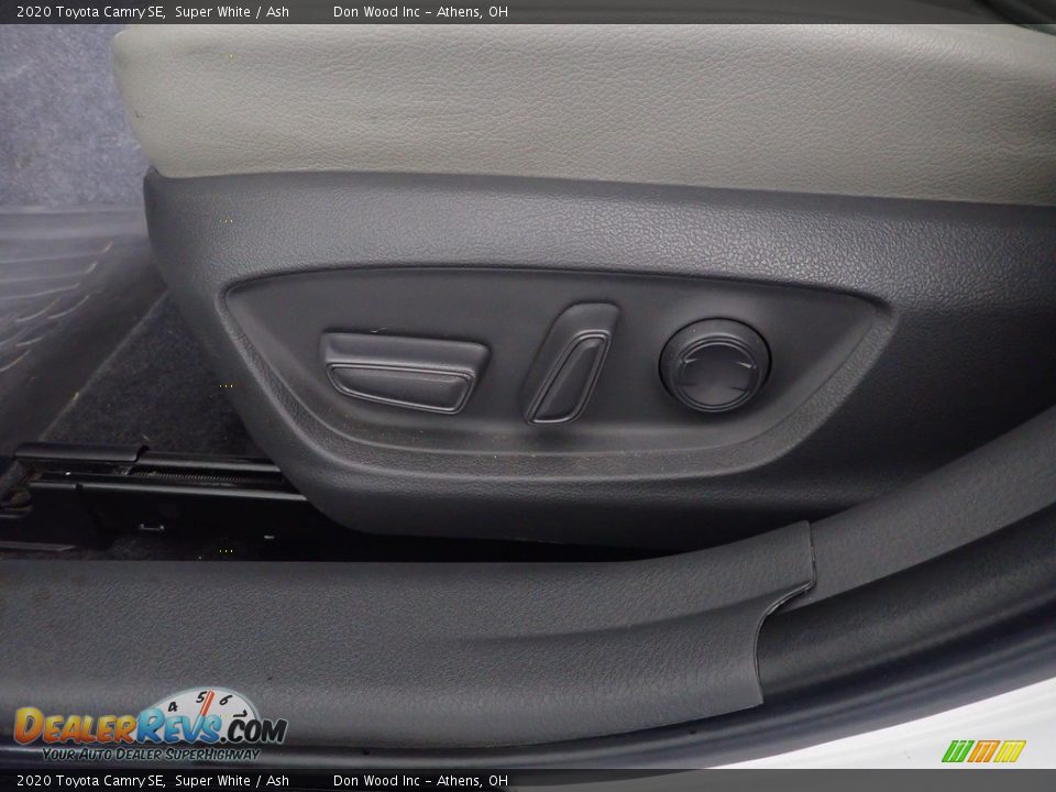 2020 Toyota Camry SE Super White / Ash Photo #25