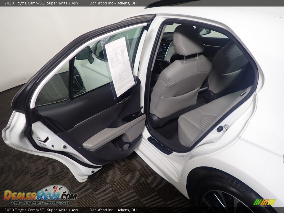 2020 Toyota Camry SE Super White / Ash Photo #35