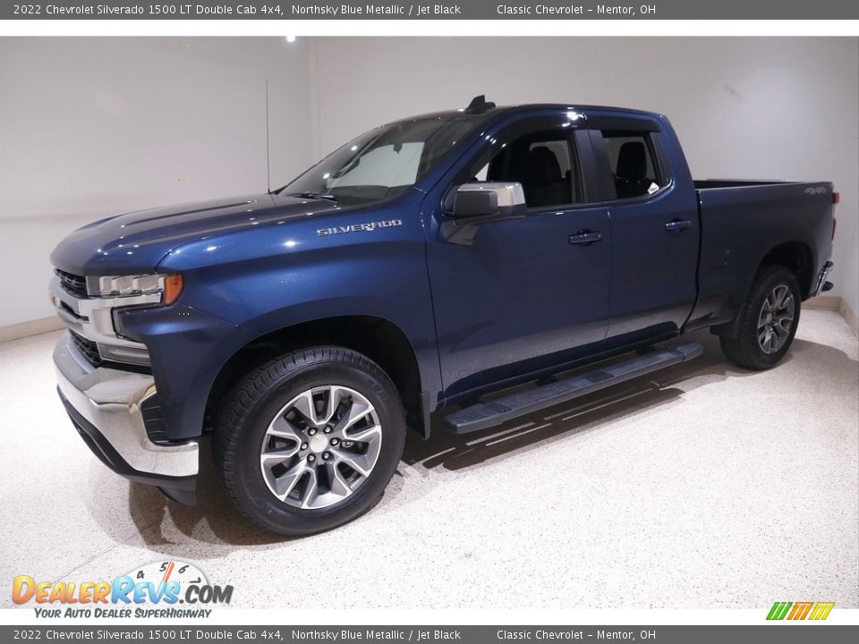 Front 3/4 View of 2022 Chevrolet Silverado 1500 LT Double Cab 4x4 Photo #3