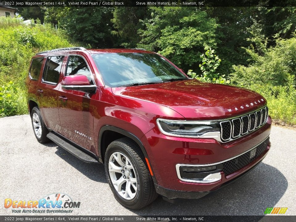 Front 3/4 View of 2022 Jeep Wagoneer Series I 4x4 Photo #4