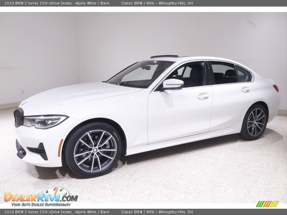 Front 3/4 View of 2019 BMW 3 Series 330i xDrive Sedan Photo #3