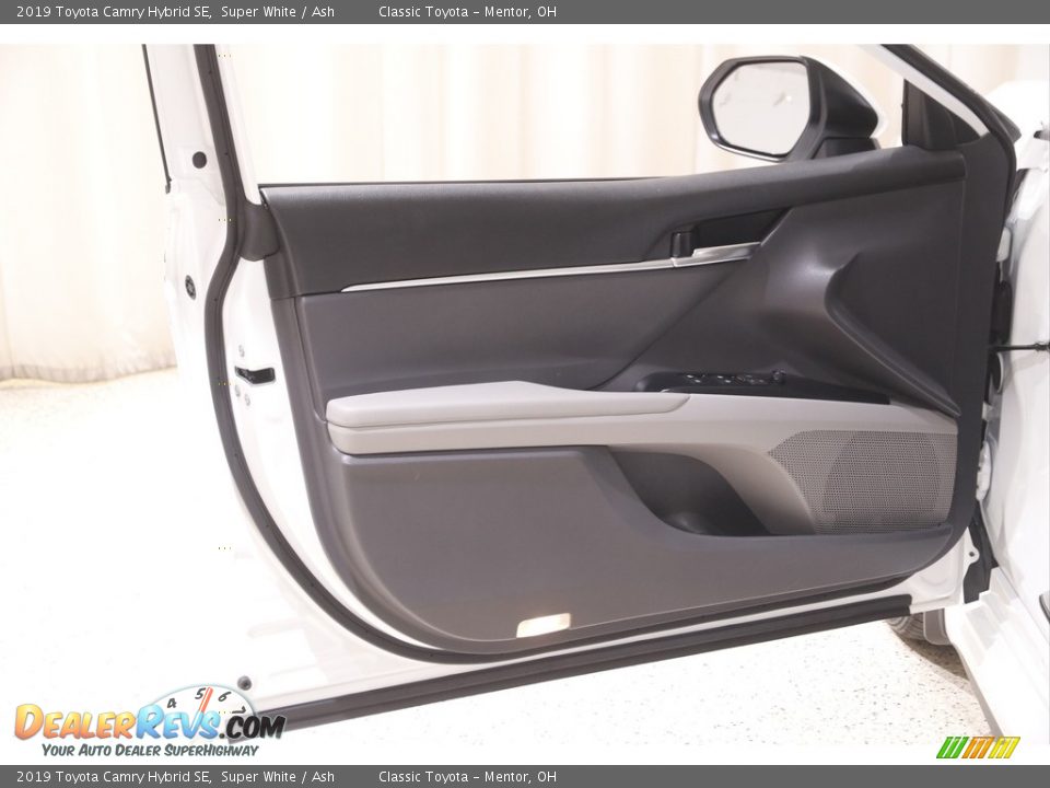 2019 Toyota Camry Hybrid SE Super White / Ash Photo #4