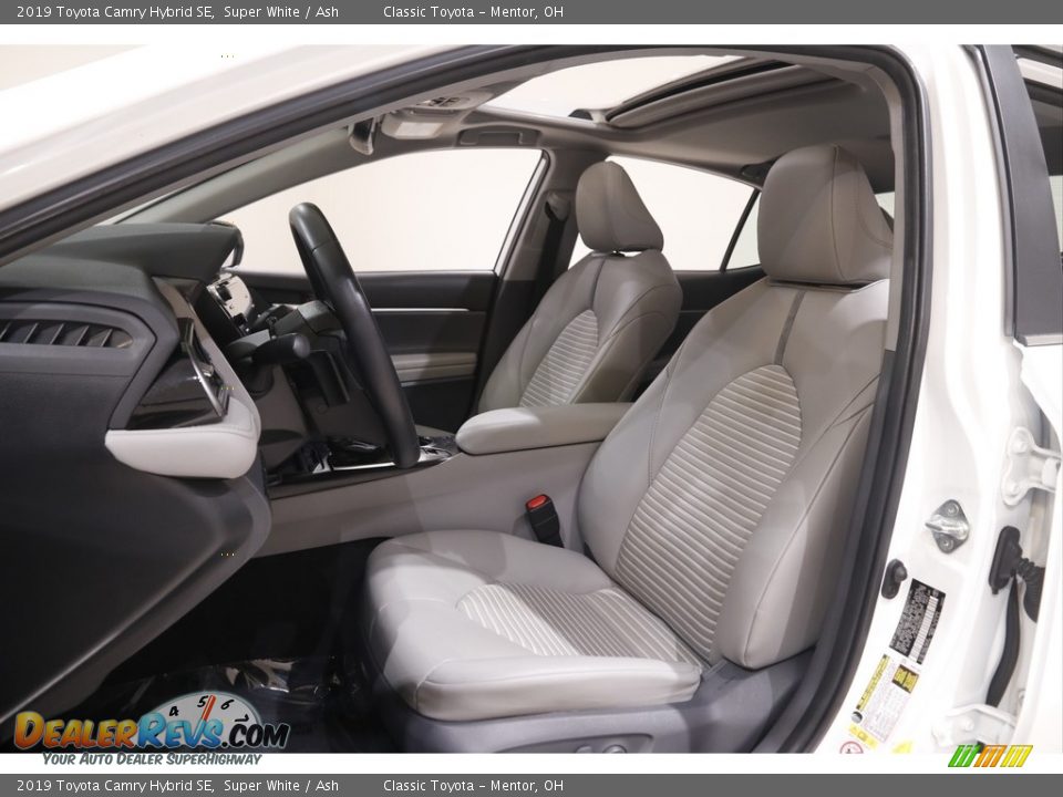 2019 Toyota Camry Hybrid SE Super White / Ash Photo #5