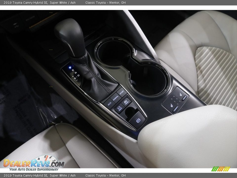 2019 Toyota Camry Hybrid SE Super White / Ash Photo #12