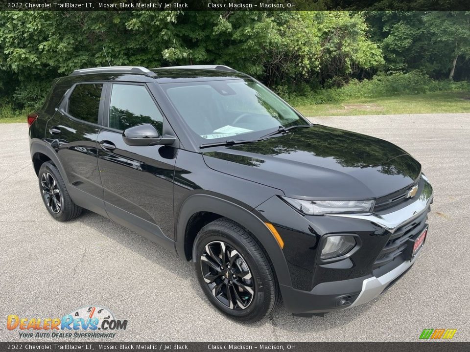 Front 3/4 View of 2022 Chevrolet TrailBlazer LT Photo #4