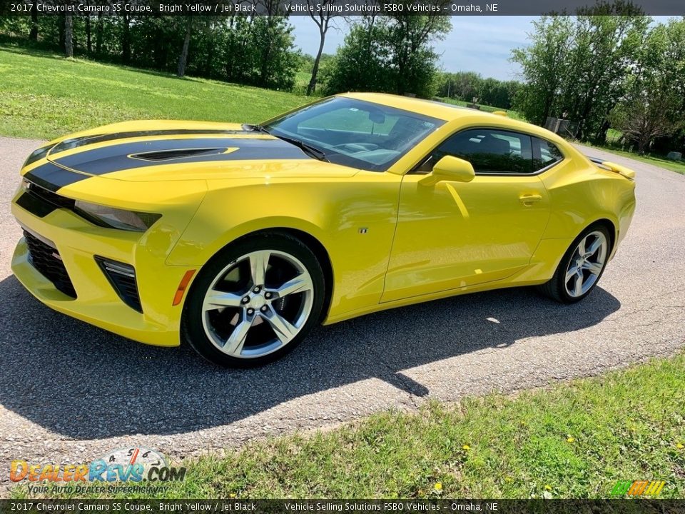 Front 3/4 View of 2017 Chevrolet Camaro SS Coupe Photo #1