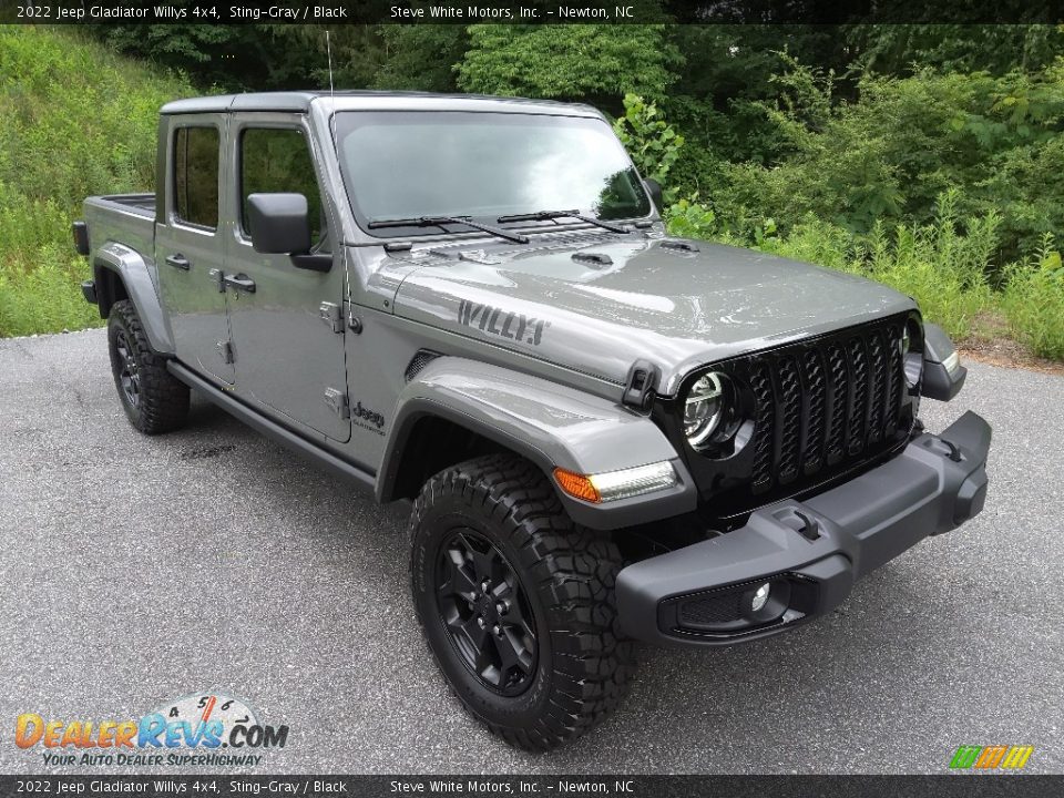 Front 3/4 View of 2022 Jeep Gladiator Willys 4x4 Photo #4