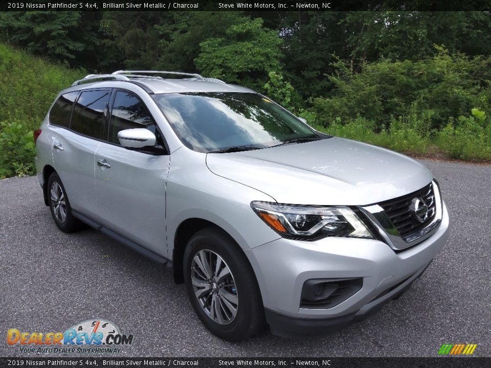 Front 3/4 View of 2019 Nissan Pathfinder S 4x4 Photo #4