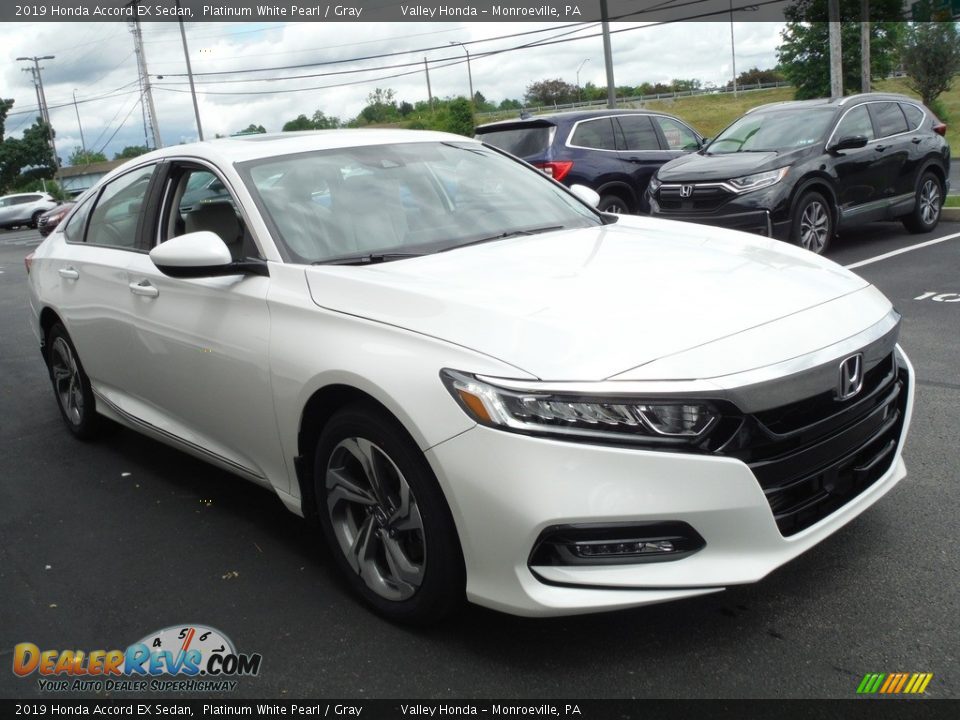 Front 3/4 View of 2019 Honda Accord EX Sedan Photo #6
