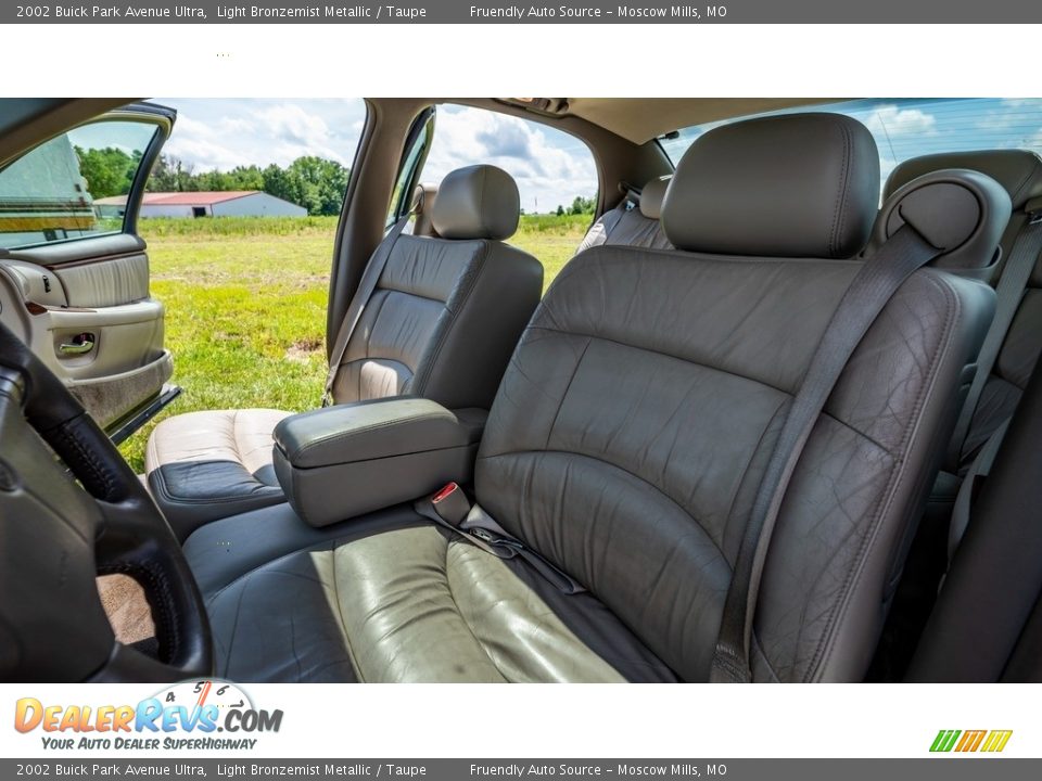 Front Seat of 2002 Buick Park Avenue Ultra Photo #17