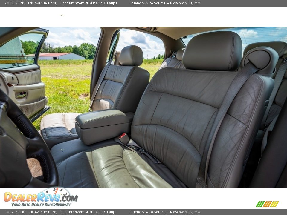 Front Seat of 2002 Buick Park Avenue Ultra Photo #17